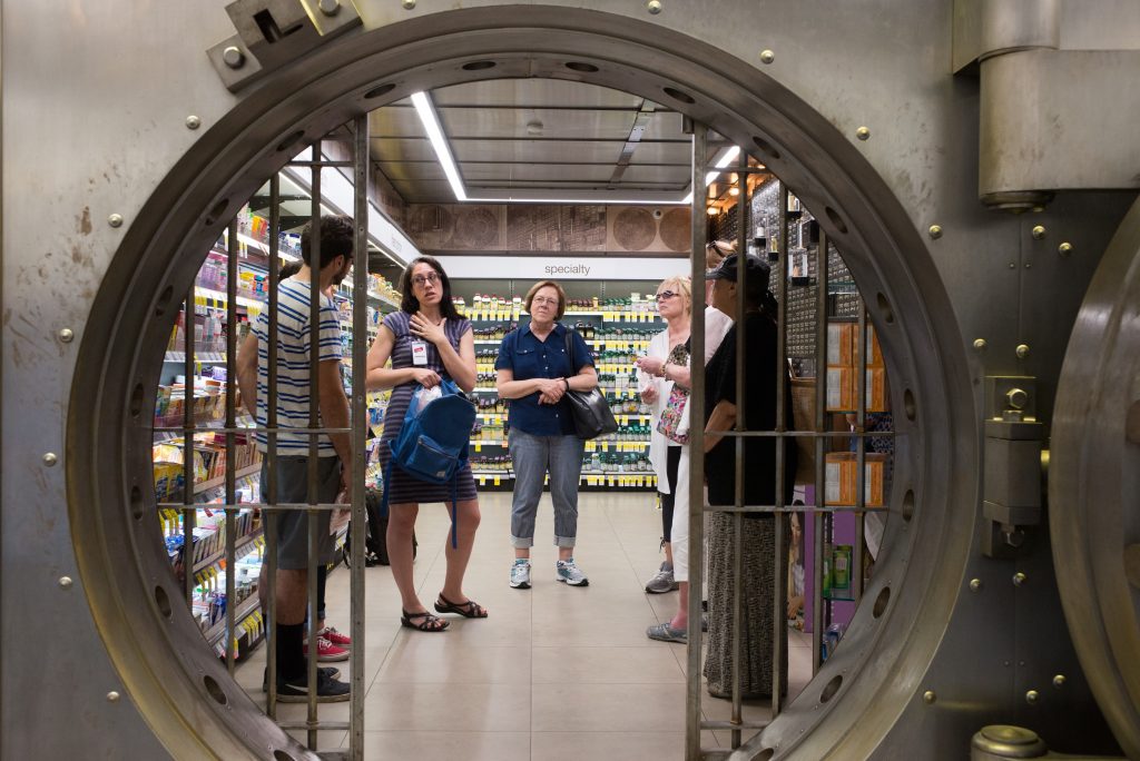 wicker-park-food-tour-bank-vault-1024x684.jpg